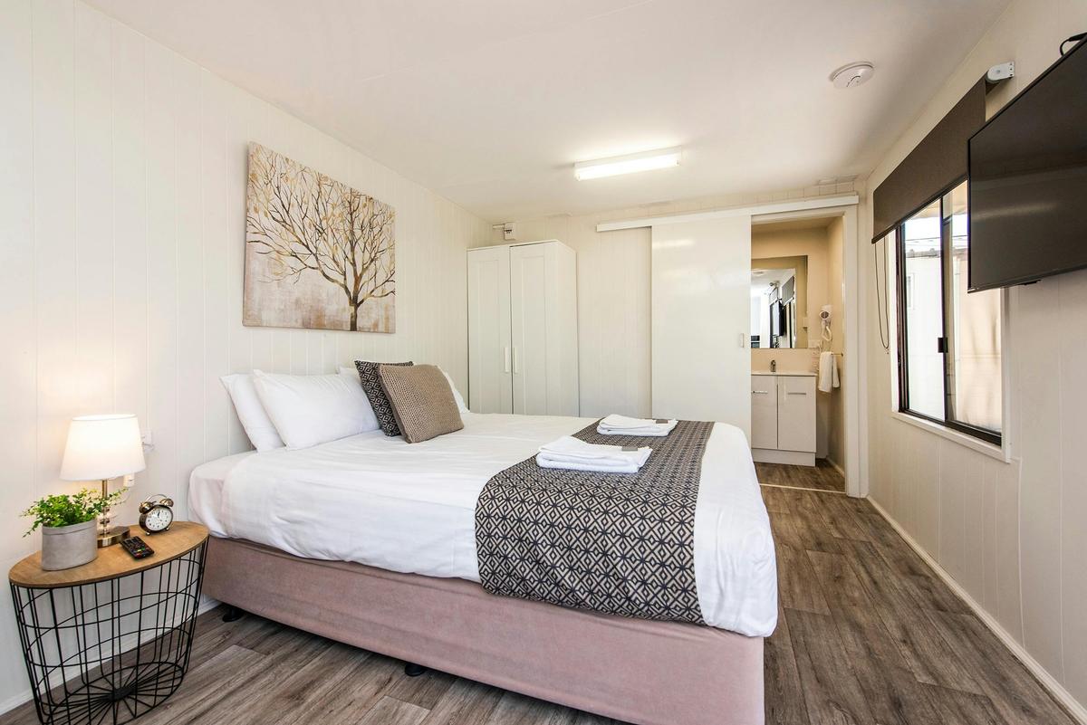Lux Pet-Friendly Cabin (2/4)