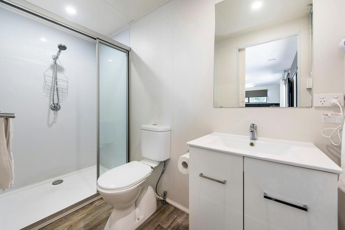Lux Pet-Friendly Cabin (2/4)