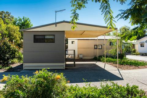 Lux Pet-Friendly Cabin (2/4)