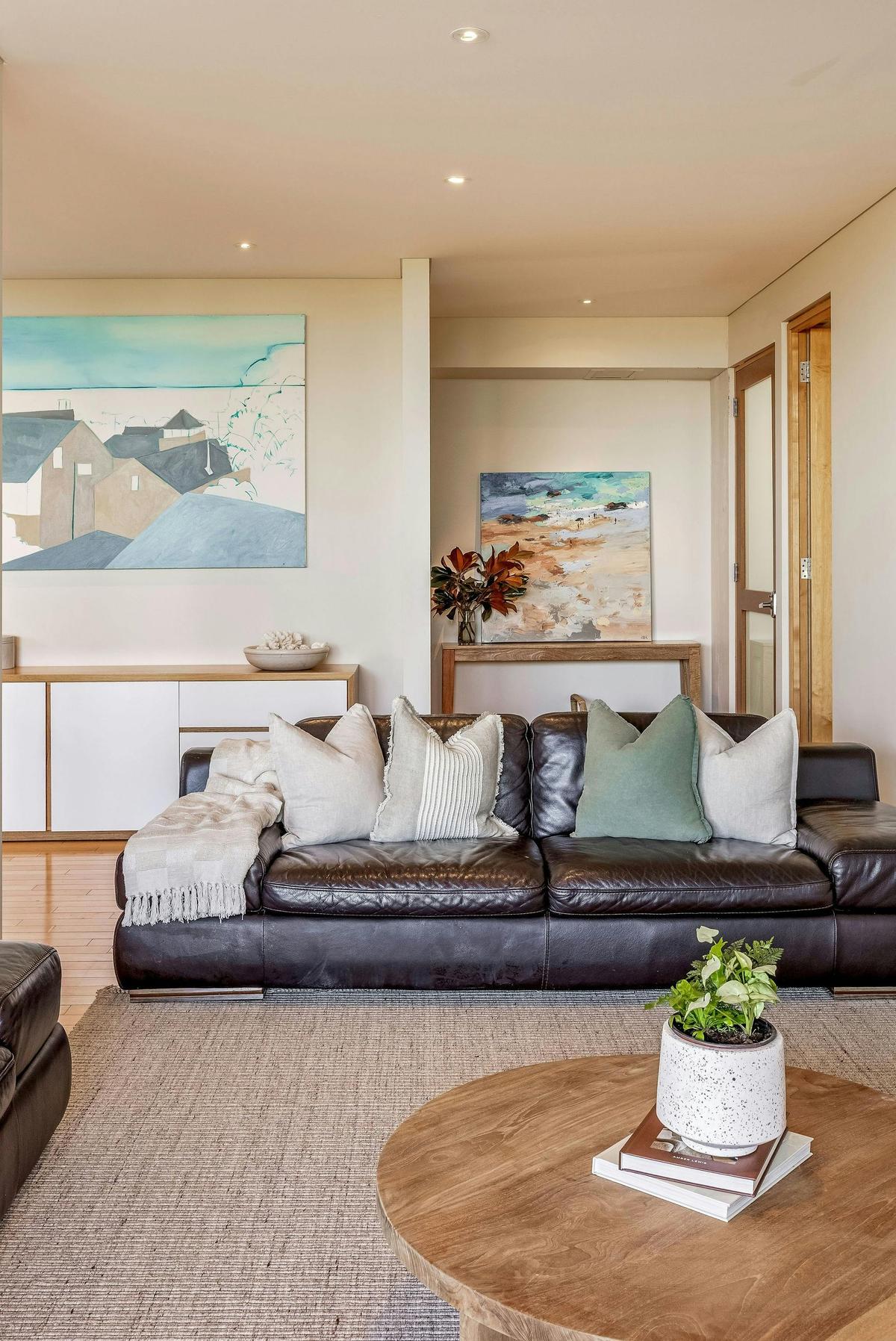 Dunsborough, multi level villa across from beach, heated rooftop pool, wooden fired pizza  oven