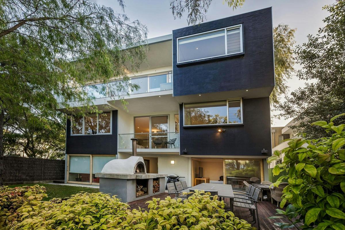 Dunsborough, multi level villa across from beach, heated rooftop pool, wooden fired pizza  oven