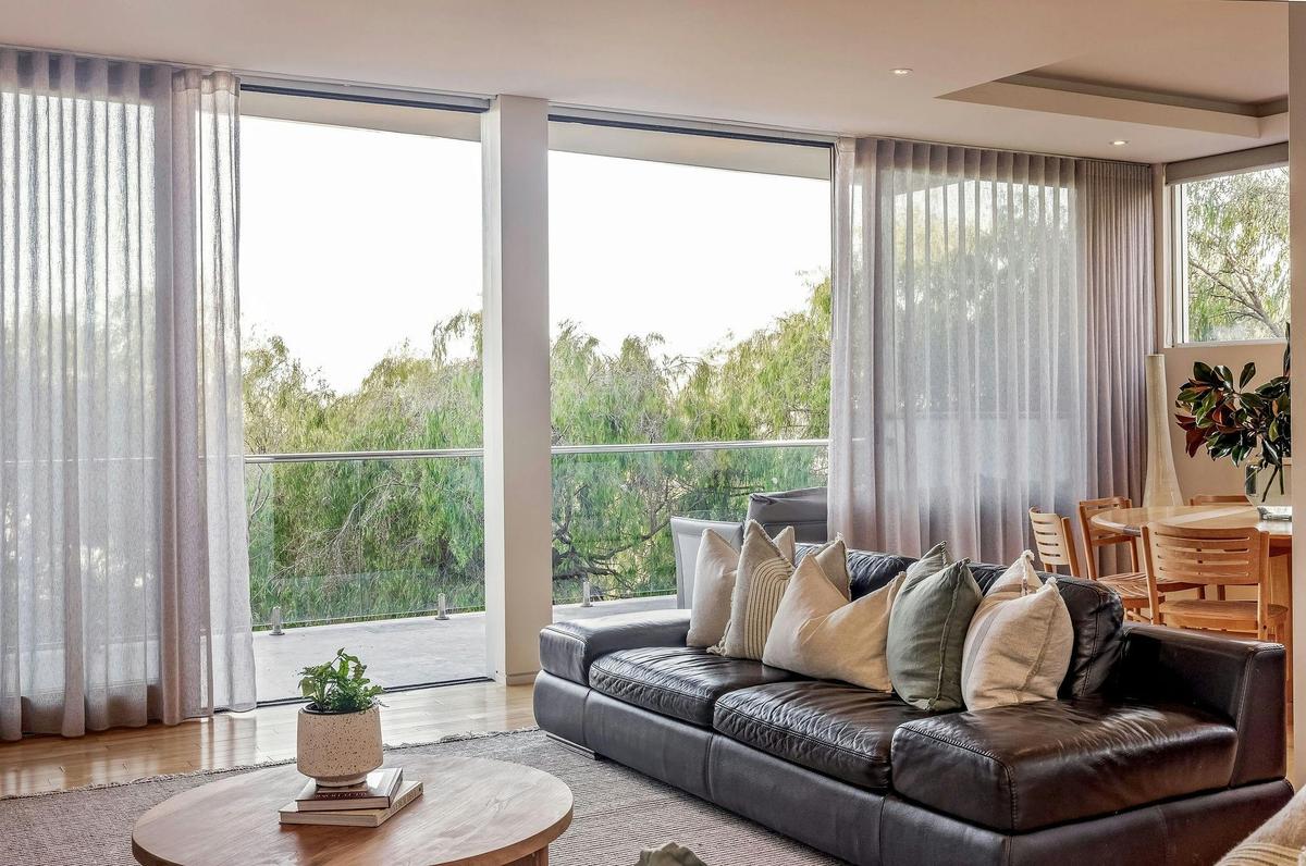 Dunsborough, multi level villa across from beach, heated rooftop pool, wooden fired pizza  oven