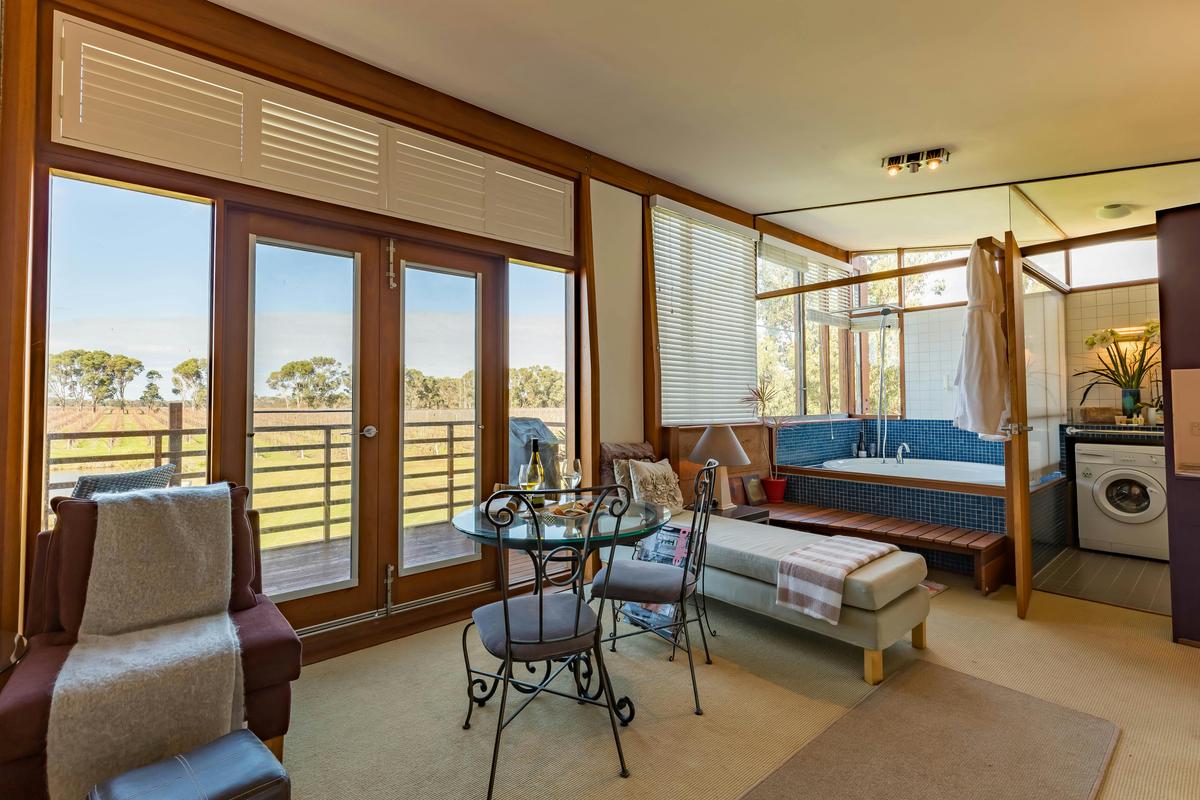 Bettenay's Lakeside Chalets and Luxury Spa Apartment, Cowaramup, Western Australia
