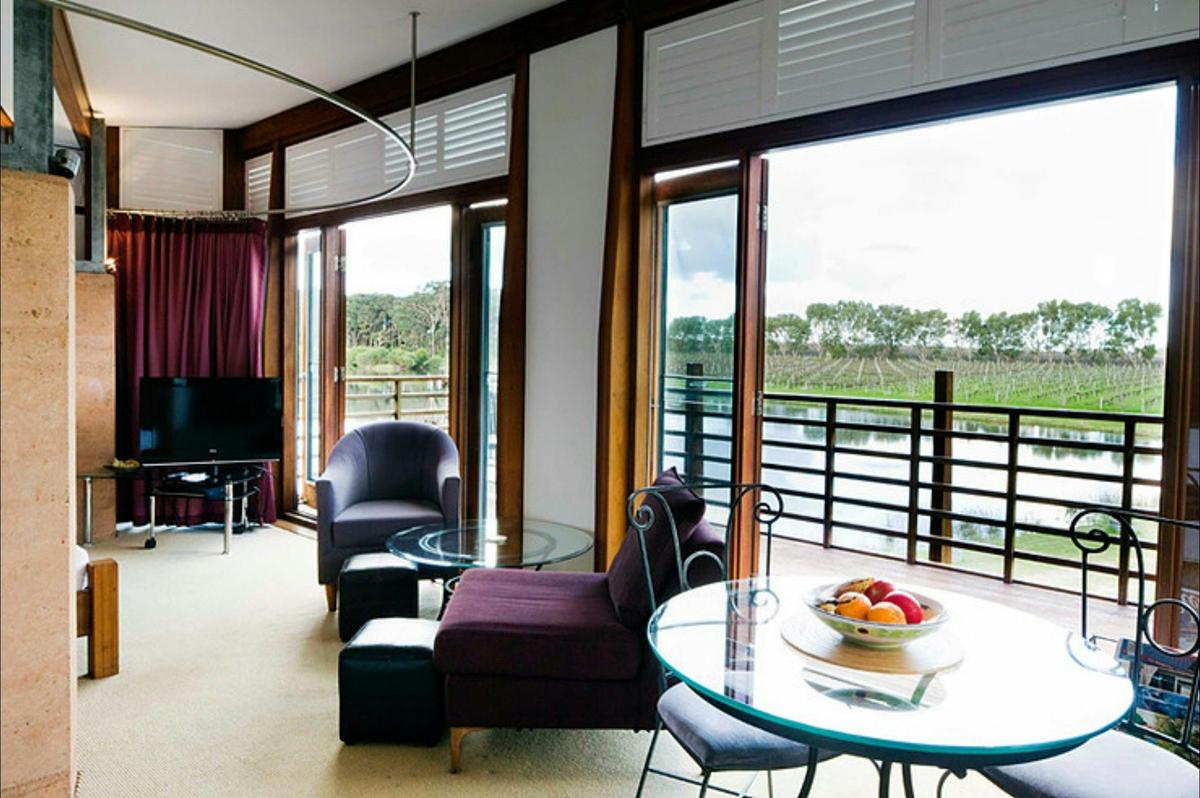 Bettenay's Lakeside Chalets and Luxury Spa Apartment
