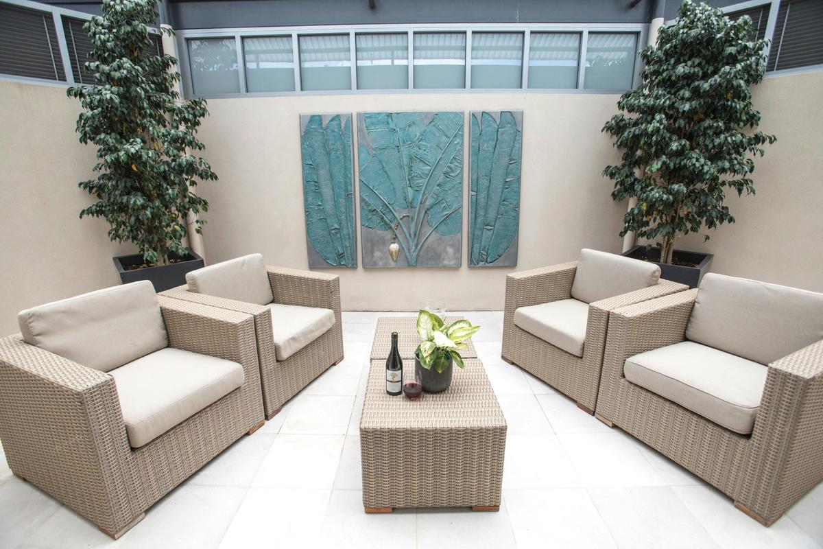 Aquila bedroom courtyard