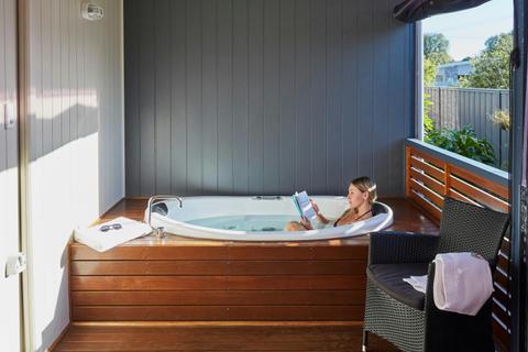 Deluxe 2 Bedroom Jacuzzi Cabin - Sleeps 6