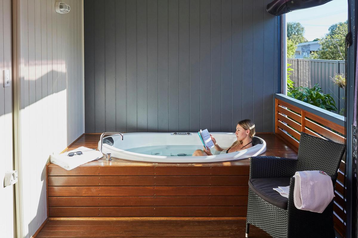 Deluxe 2 Bedroom Jacuzzi Cabin - Sleeps 6