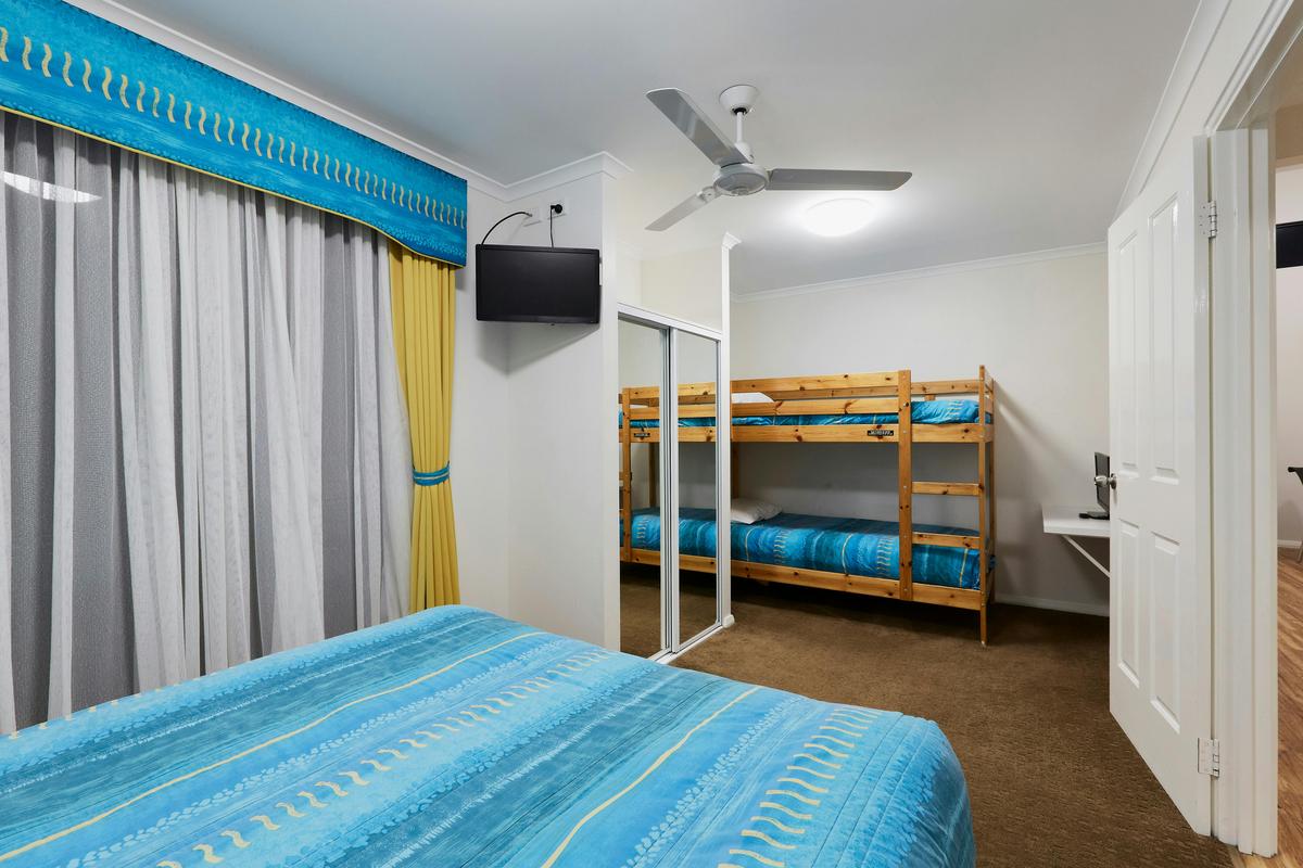 Deluxe 2 Bedroom Jacuzzi Cabin - Sleeps 6