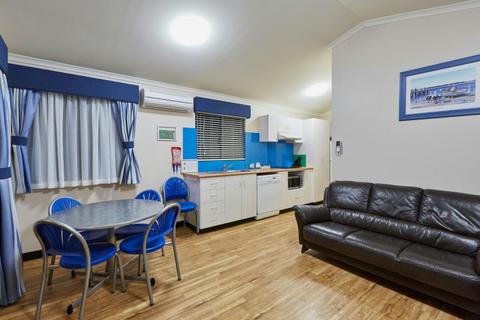 Deluxe 2 Bedroom Access Cabin – Sleeps 6