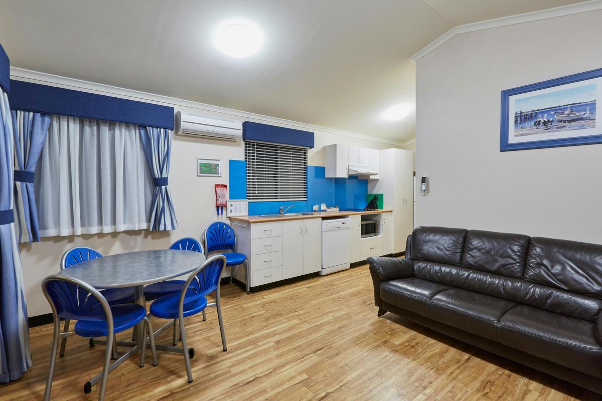 Deluxe 2 Bedroom Access Cabin – Sleeps 6