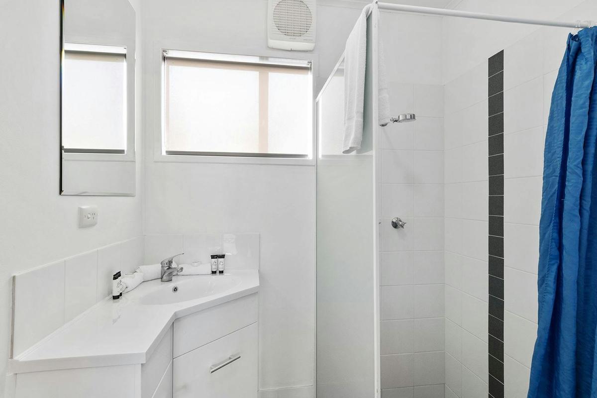 Standard 1 Bedroom Cabin - Sleeps 6