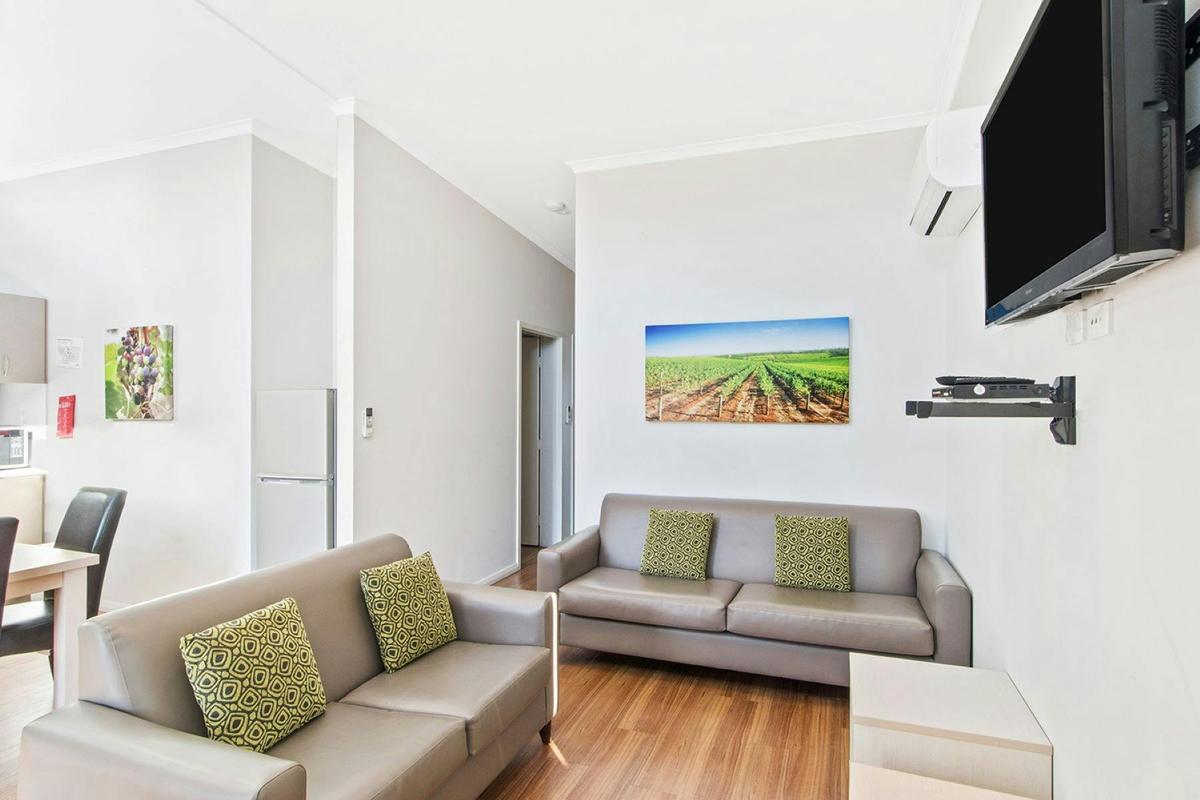 Deluxe 3 Bedroom Cabin - Sleeps 7