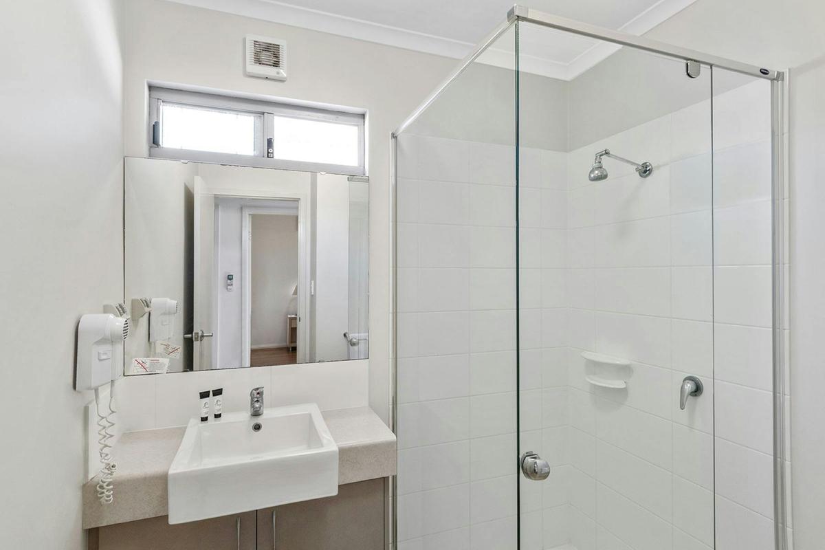 Deluxe 3 Bedroom Cabin - Sleeps 8