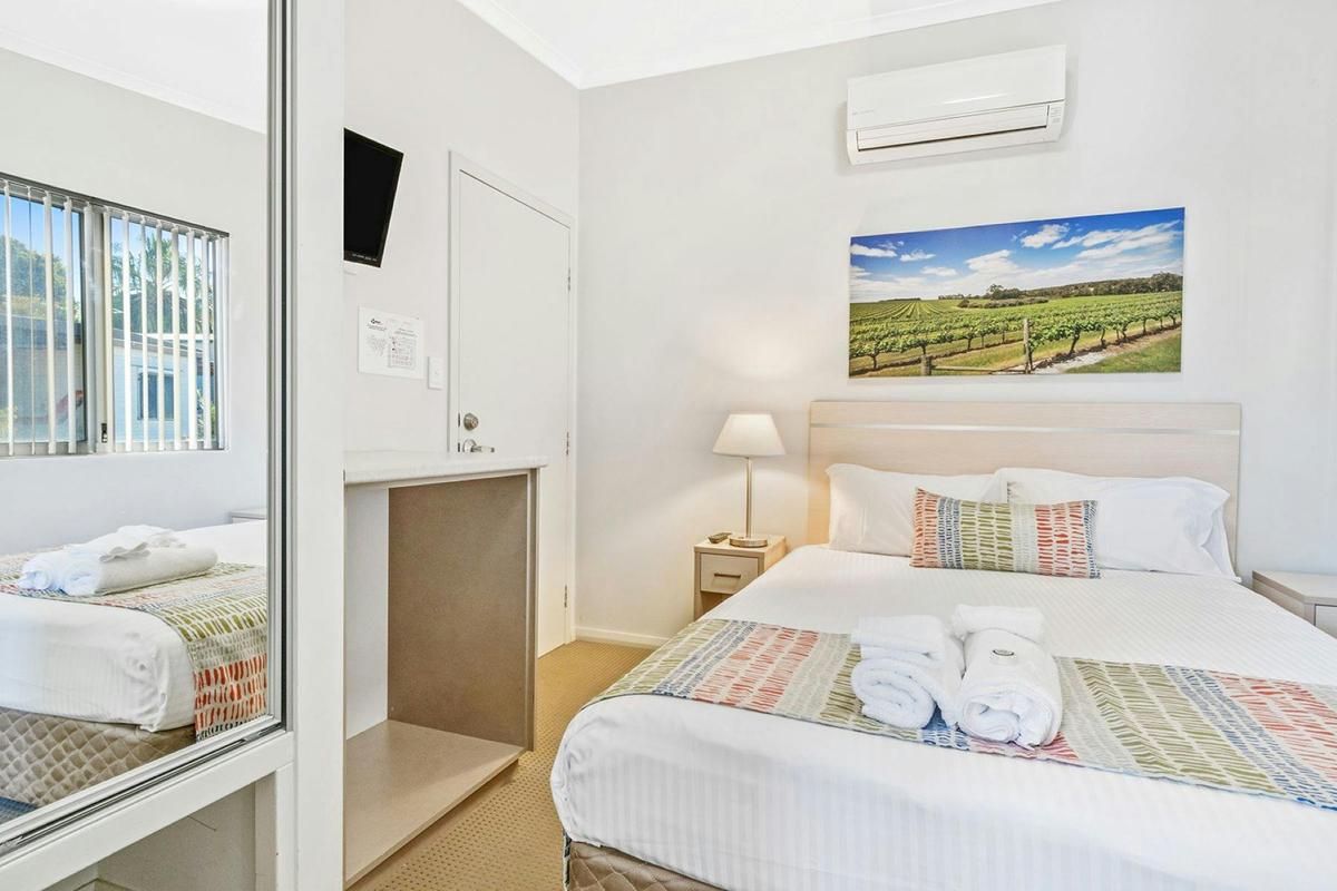 Deluxe 3 Bedroom Cabin - Sleeps 7