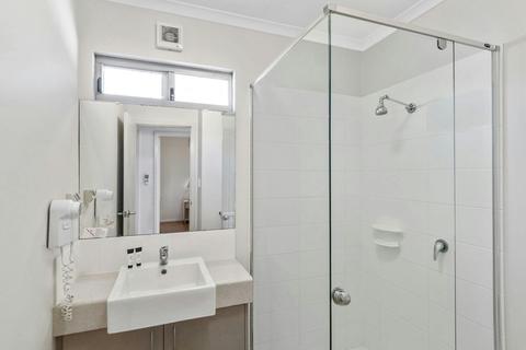 Deluxe 3 Bedroom Cabin - Sleeps 7