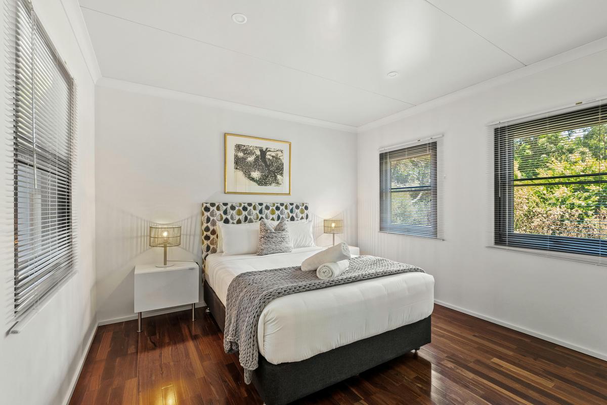 Bedroom 2 - Ensuite - 1 Queen bed