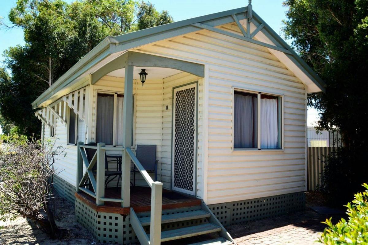 Superior One Bedroom Cabin - Sleeps 2