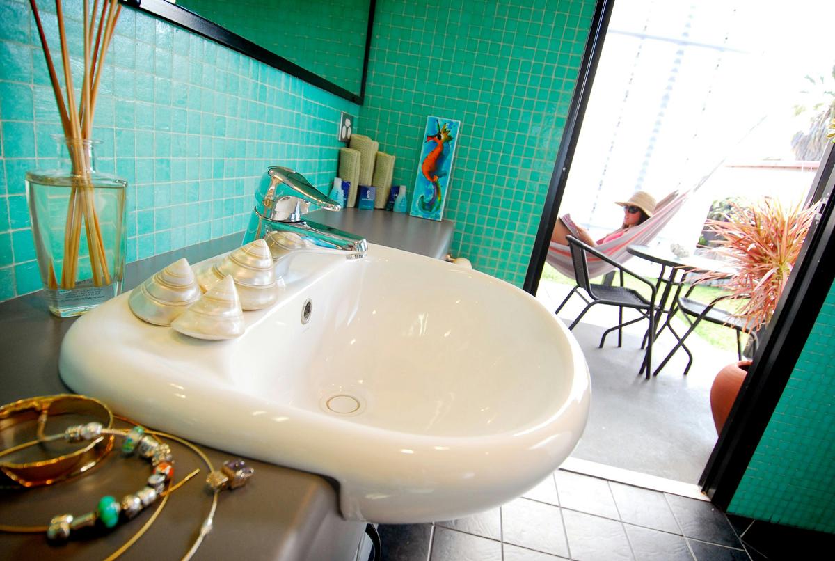 One Bedroom Bathroom
