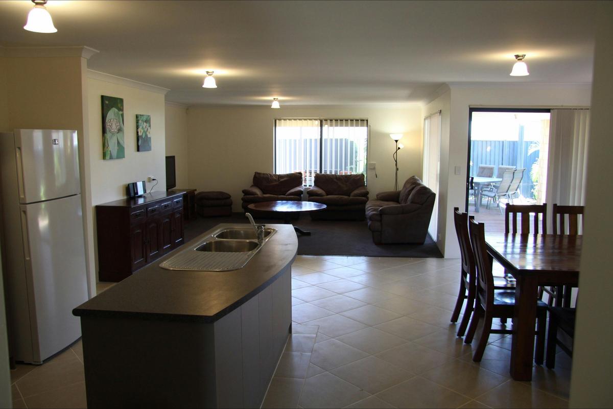 Byford House on the Scarp - Lots of family space