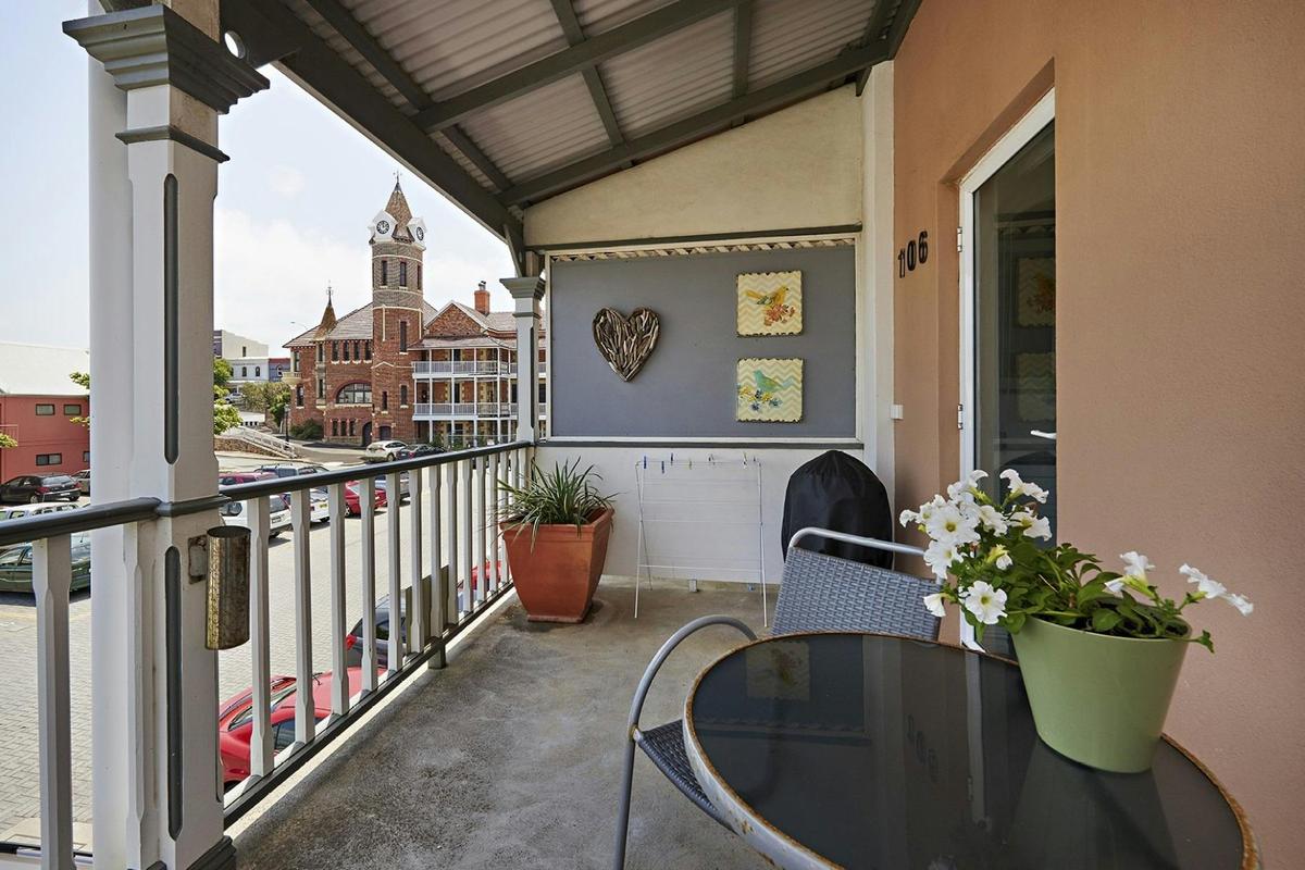 Balcony with city view on one side