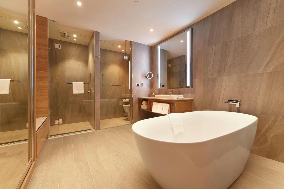 King Deluxe bathroom
