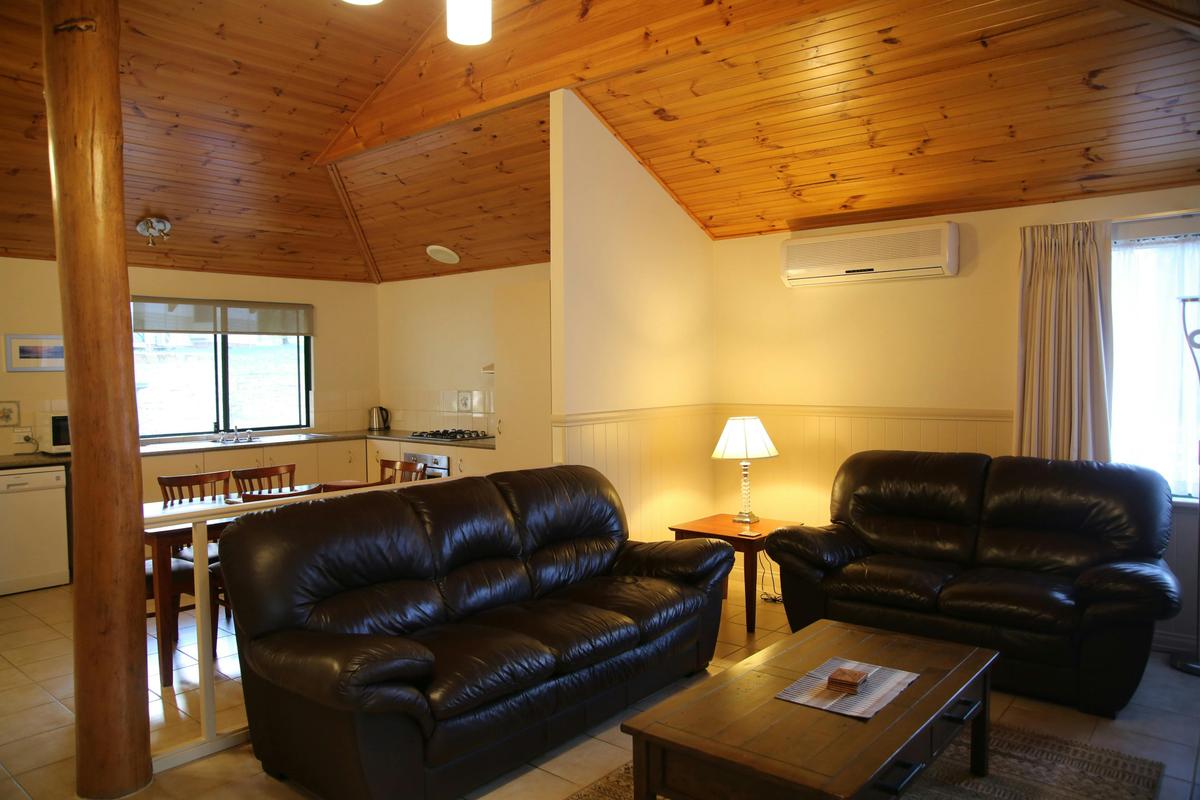 Kingfisher Lake View Spa Chalet