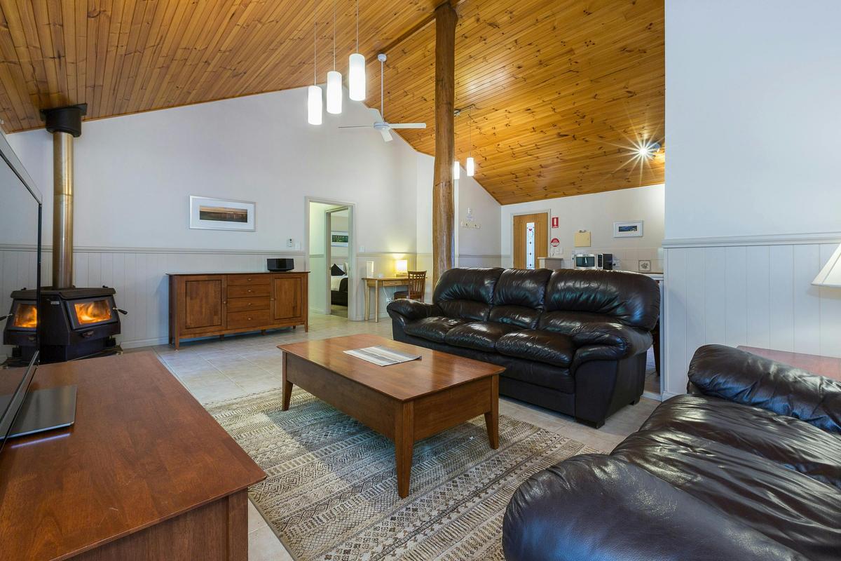 Ibis Lake View Spa Chalet