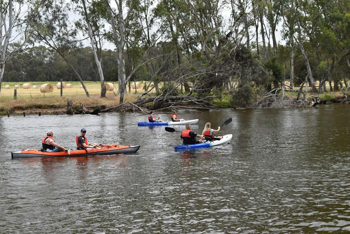 Mandoon Winery and Kayak Tour with wine tasting