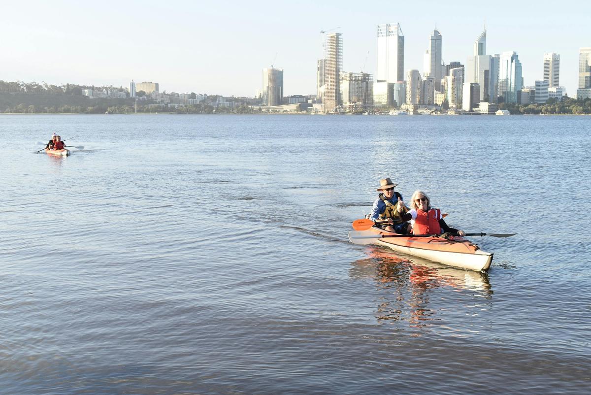 Perth: Evening City Lights Kayak Tour with a complimentary wine