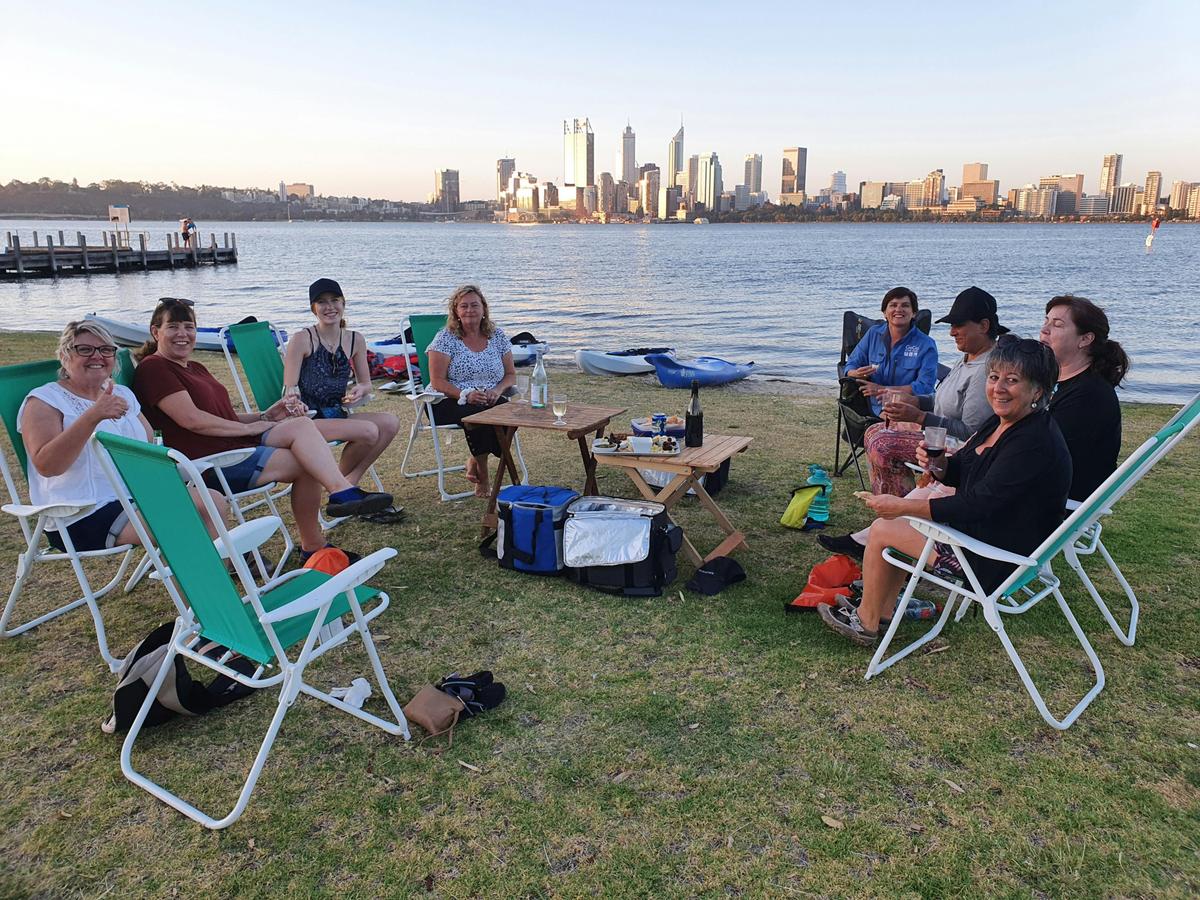 Perth: Evening City Lights Kayak Tour with a complimentary wine