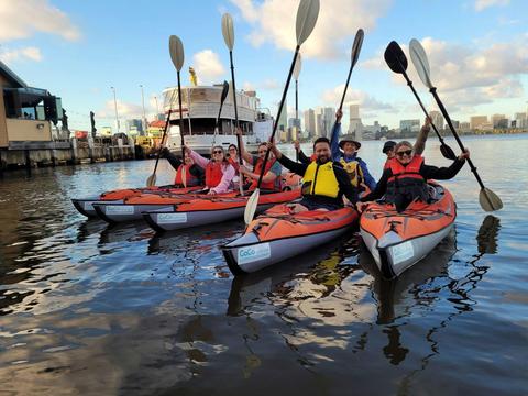 Perth: Evening City Lights Kayak Tour with a complimentary wine