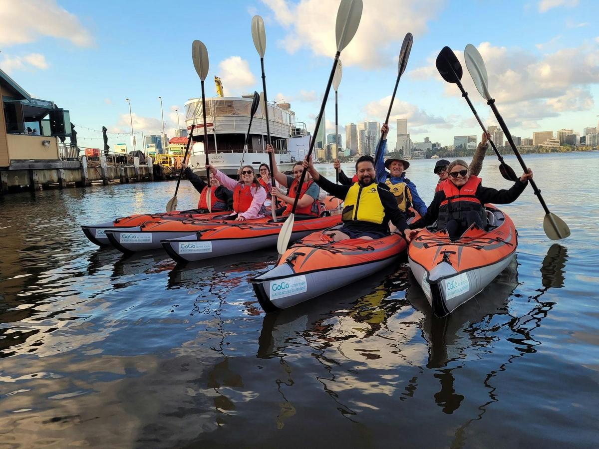 Perth: Evening City Lights Kayak Tour with a complimentary wine