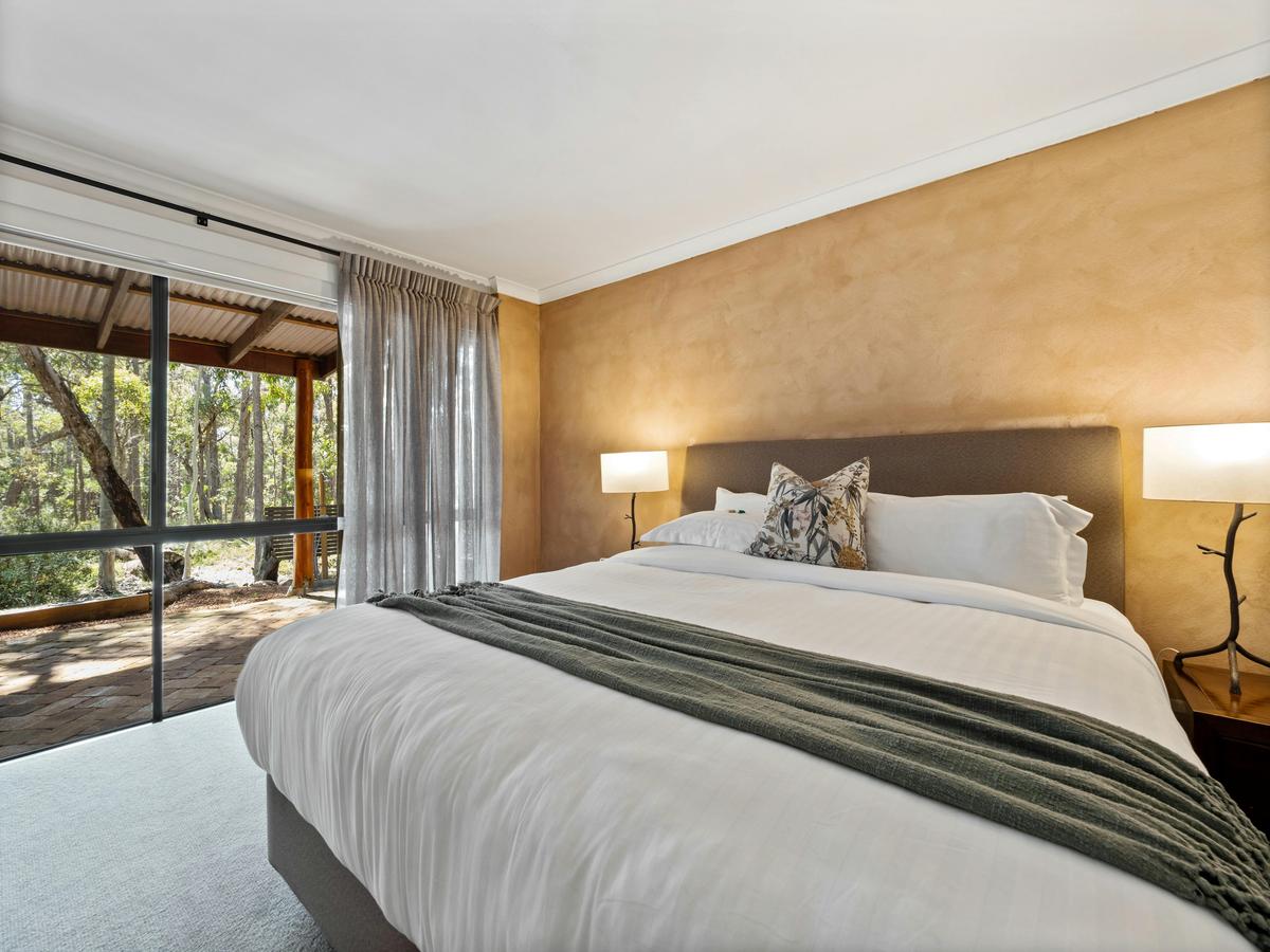 Lakeside Spa Chalet - 2 Bedroom
