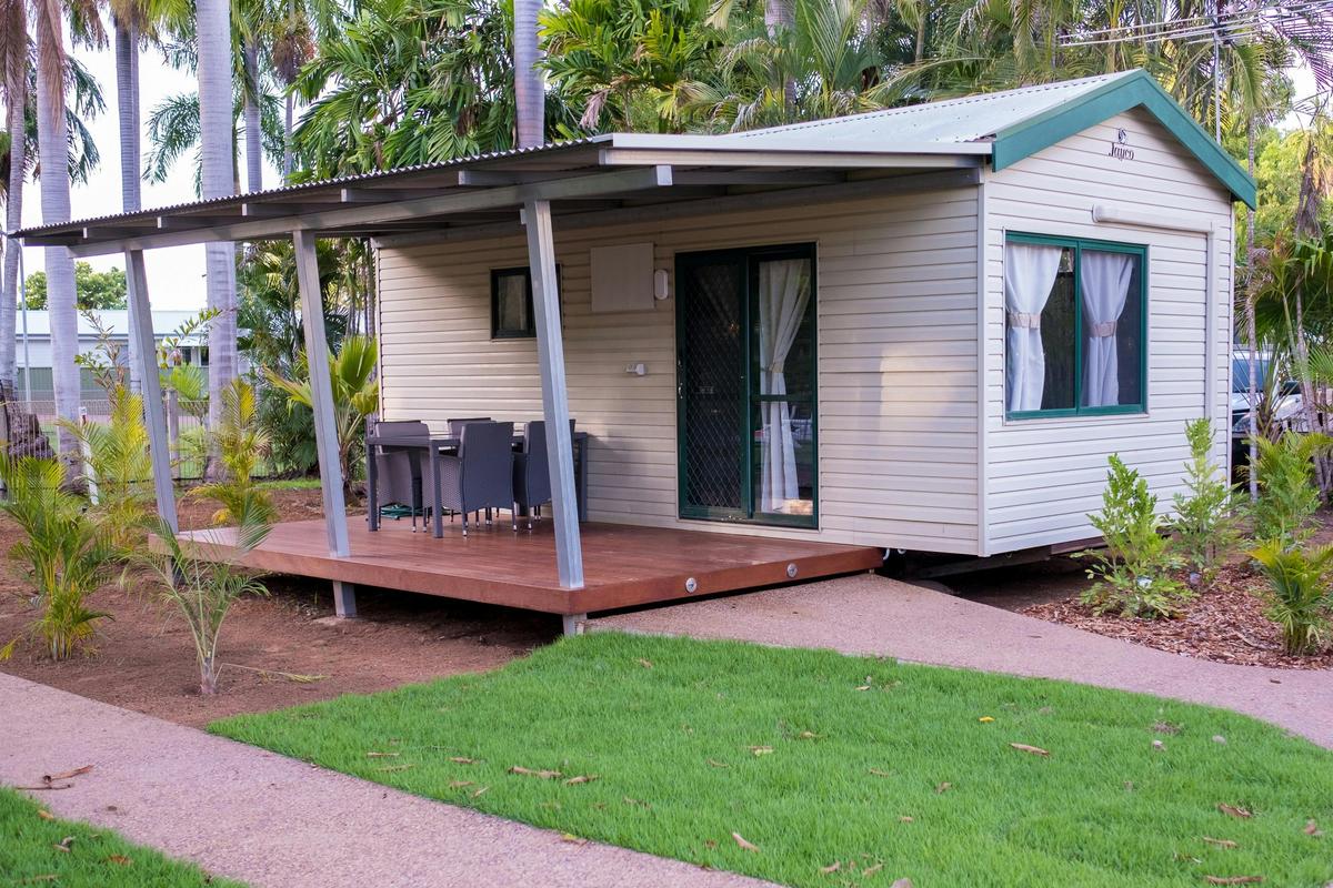 En suite Poolside Cabins