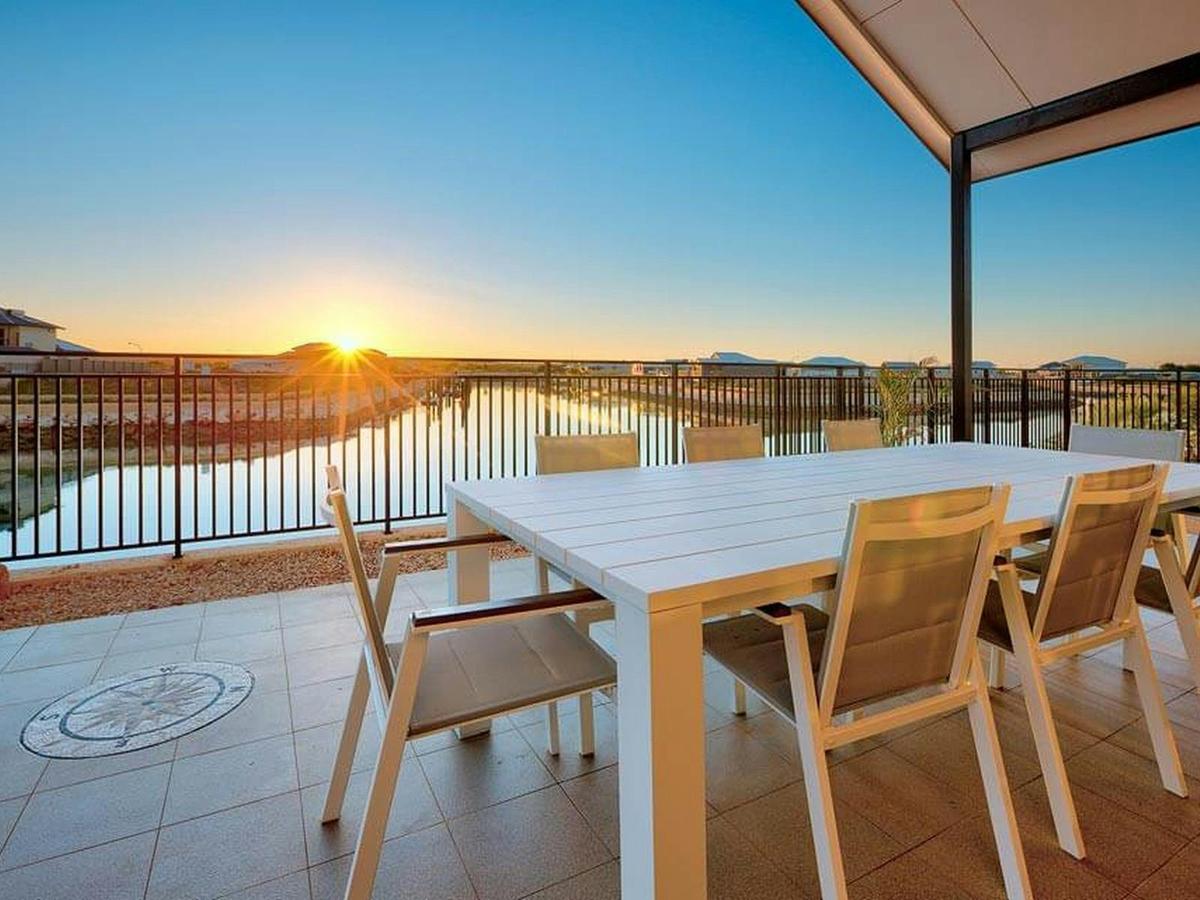 Enjoy long lunches and unforgettable sunset dinners overlooking the canals.