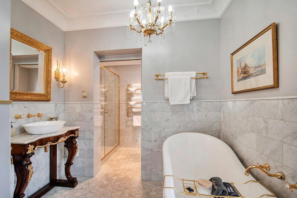 Napoleon Suite bathroom