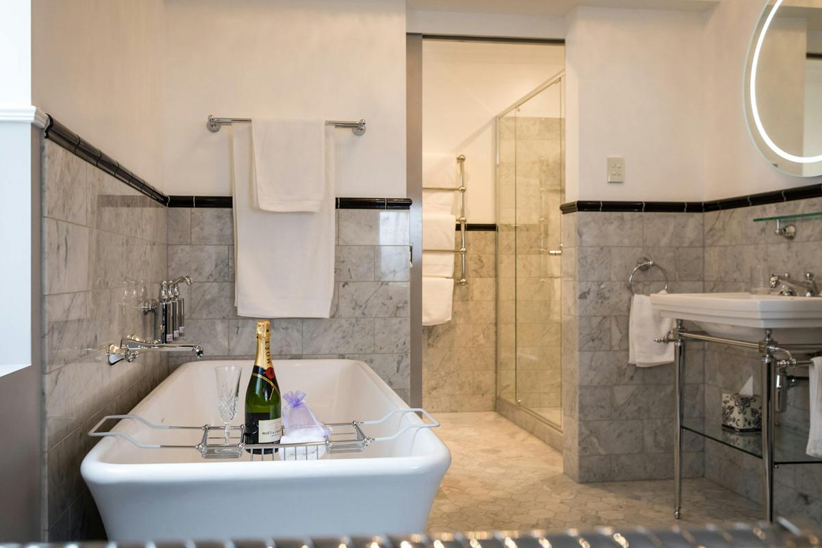 Gastby ensuite bathroom