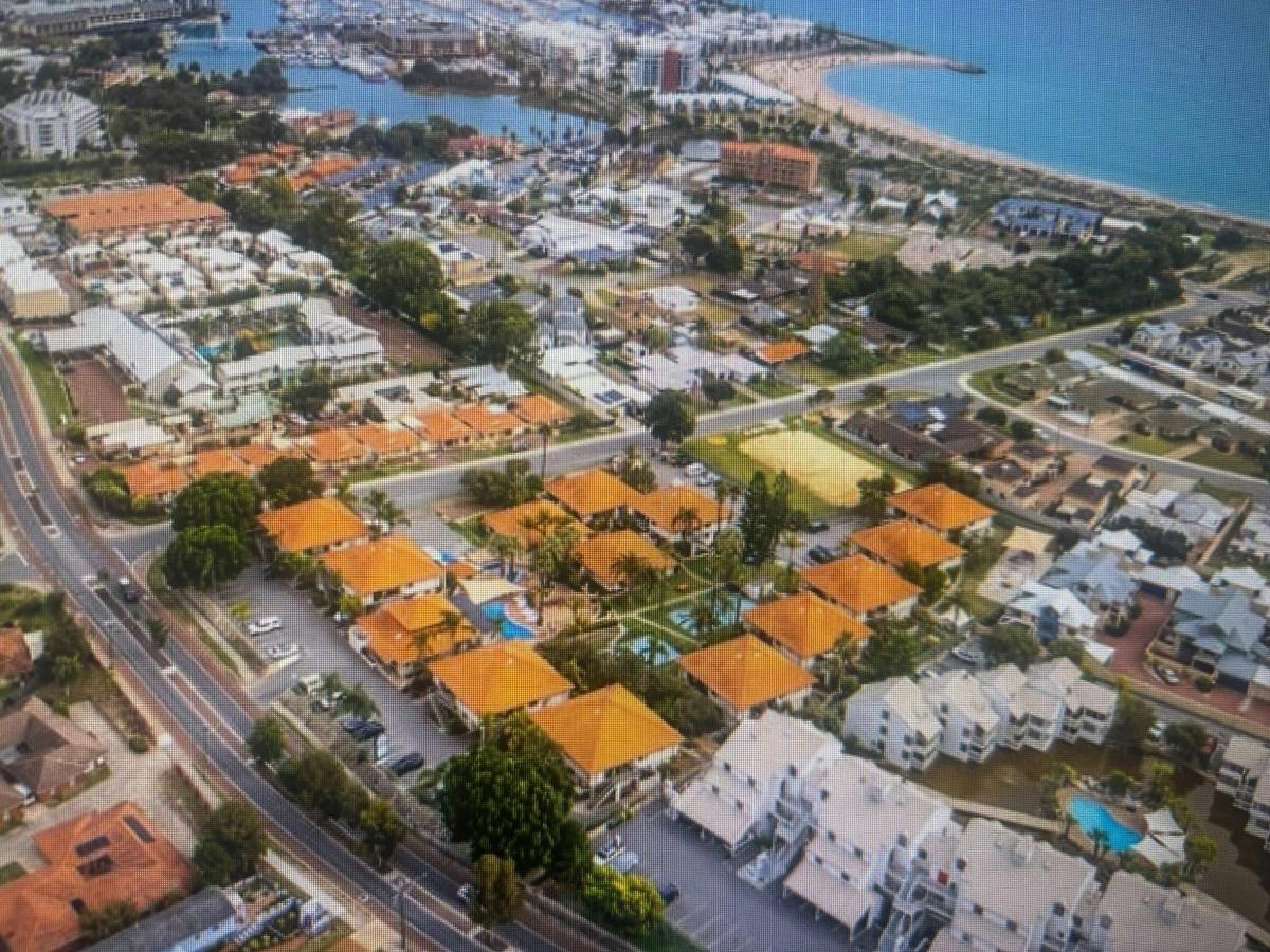 Short walks to the beach, Dolphin Quay's or Foreshore