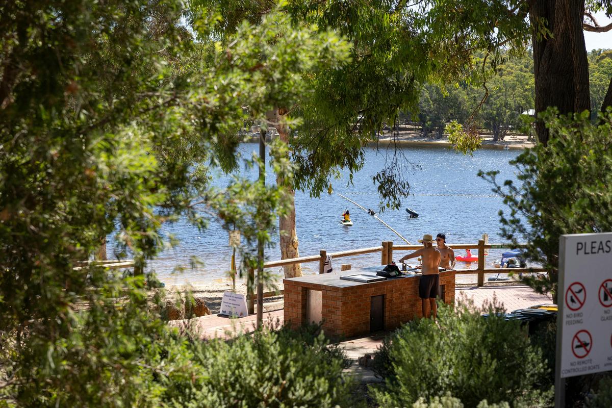 Lake Leschenaultia