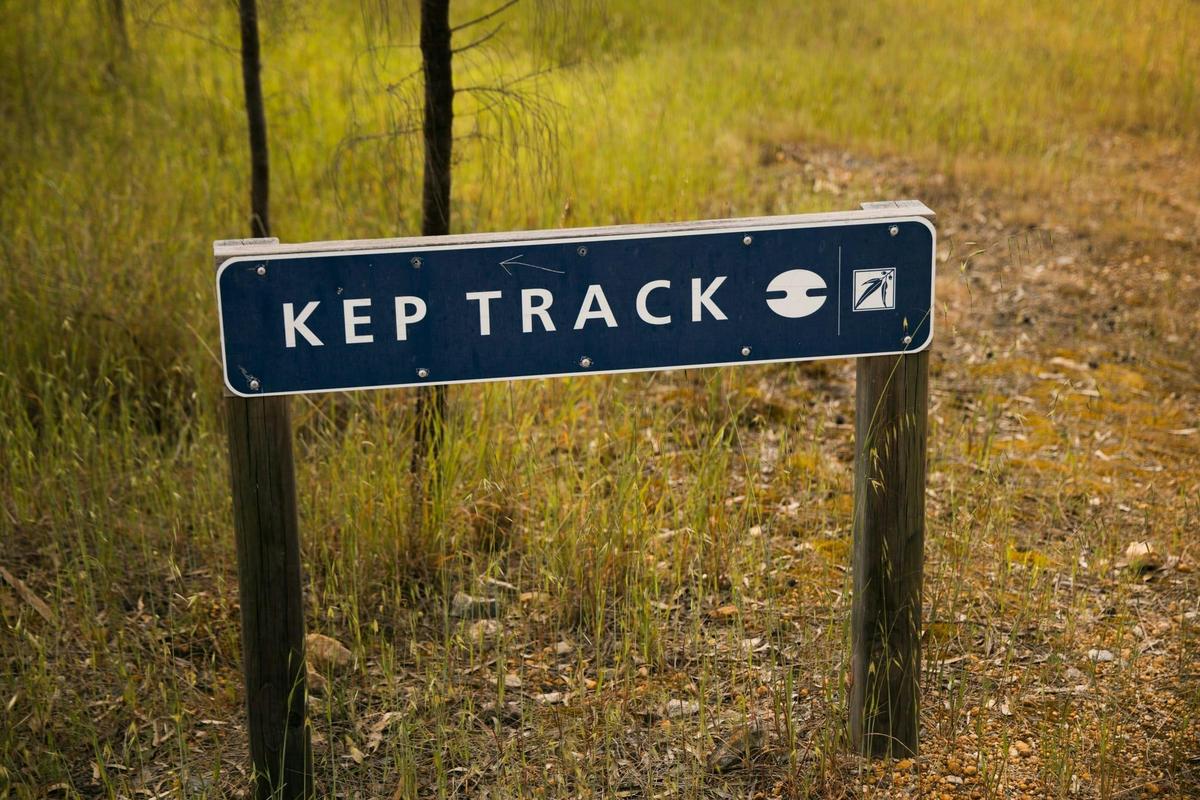 Kep Track sign
