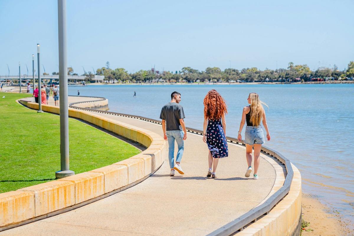 Strolling along Mandurah's Eastern Foreshore