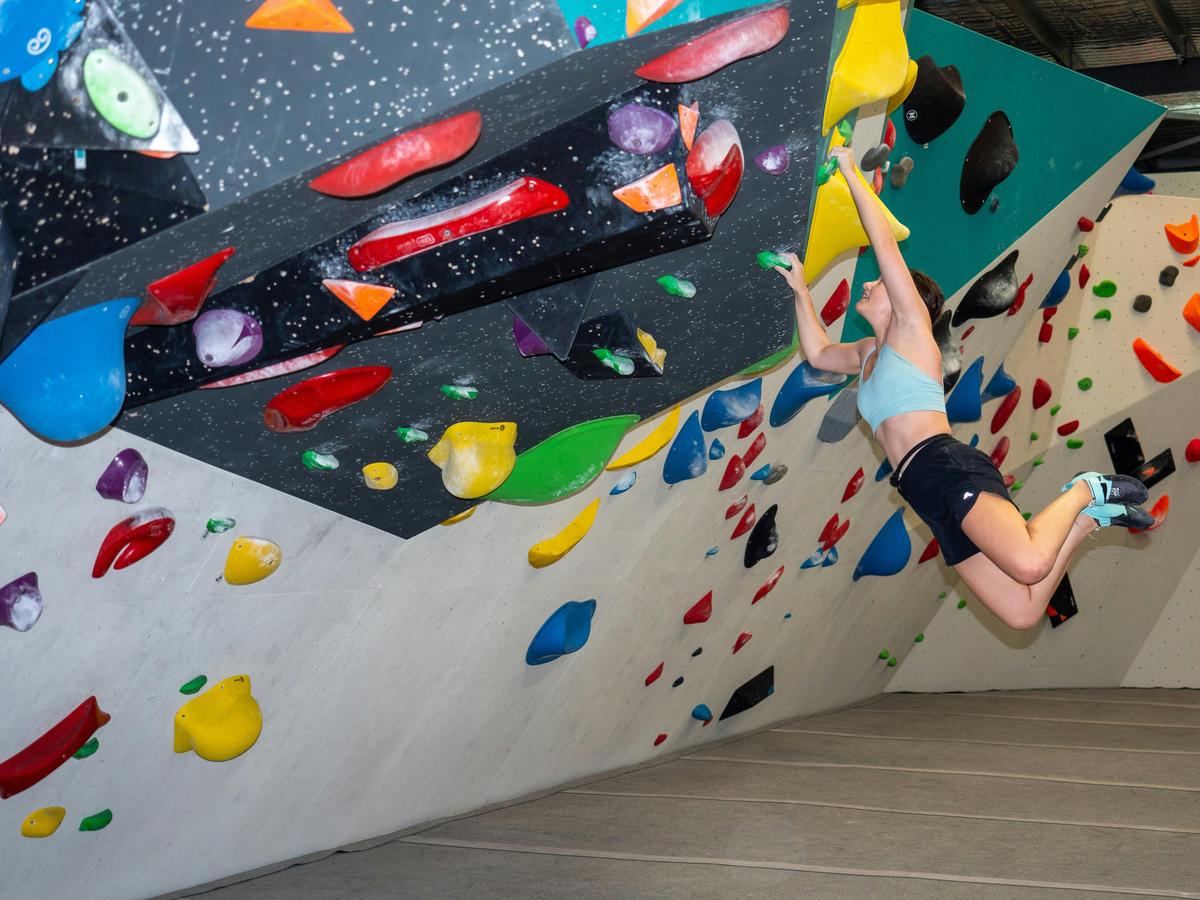 Female boulder dynamic climb