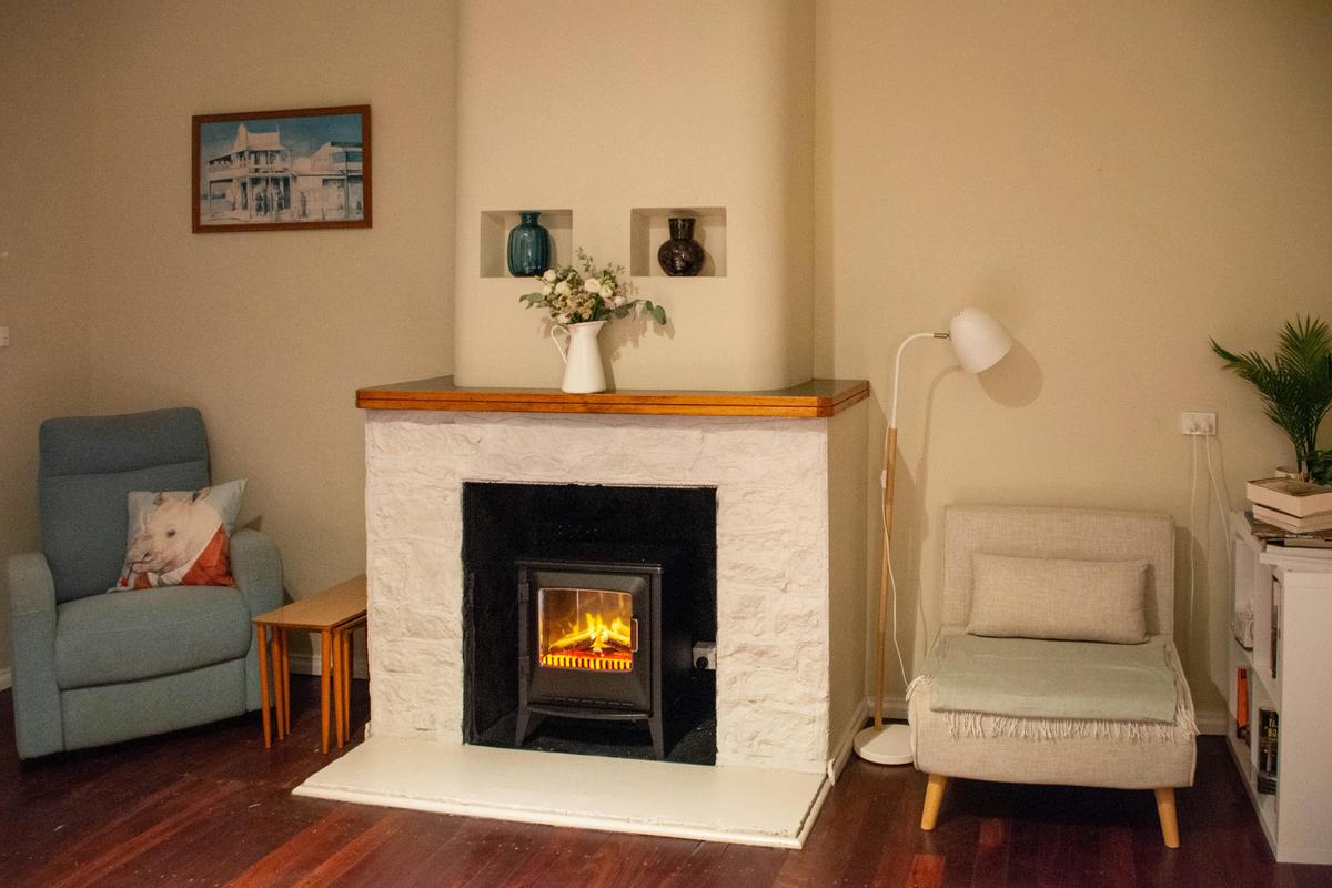Roaring fire - or airconditioning - you decide! Stretch out with a recliner and single sofa bed