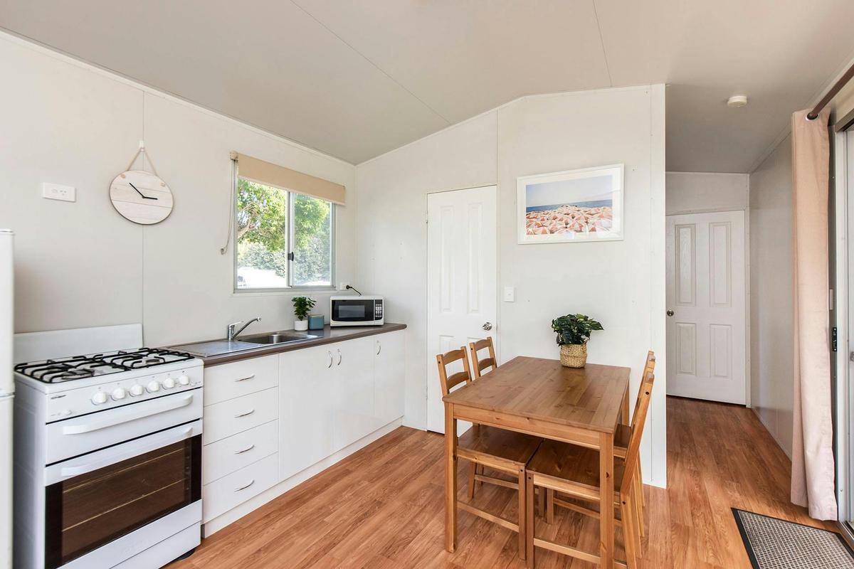Deluxe Family Cabin (6)