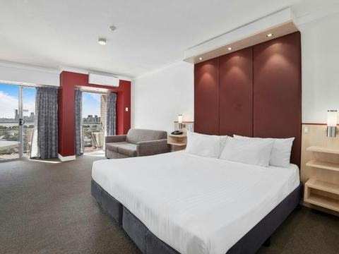 Superior Riverview Room