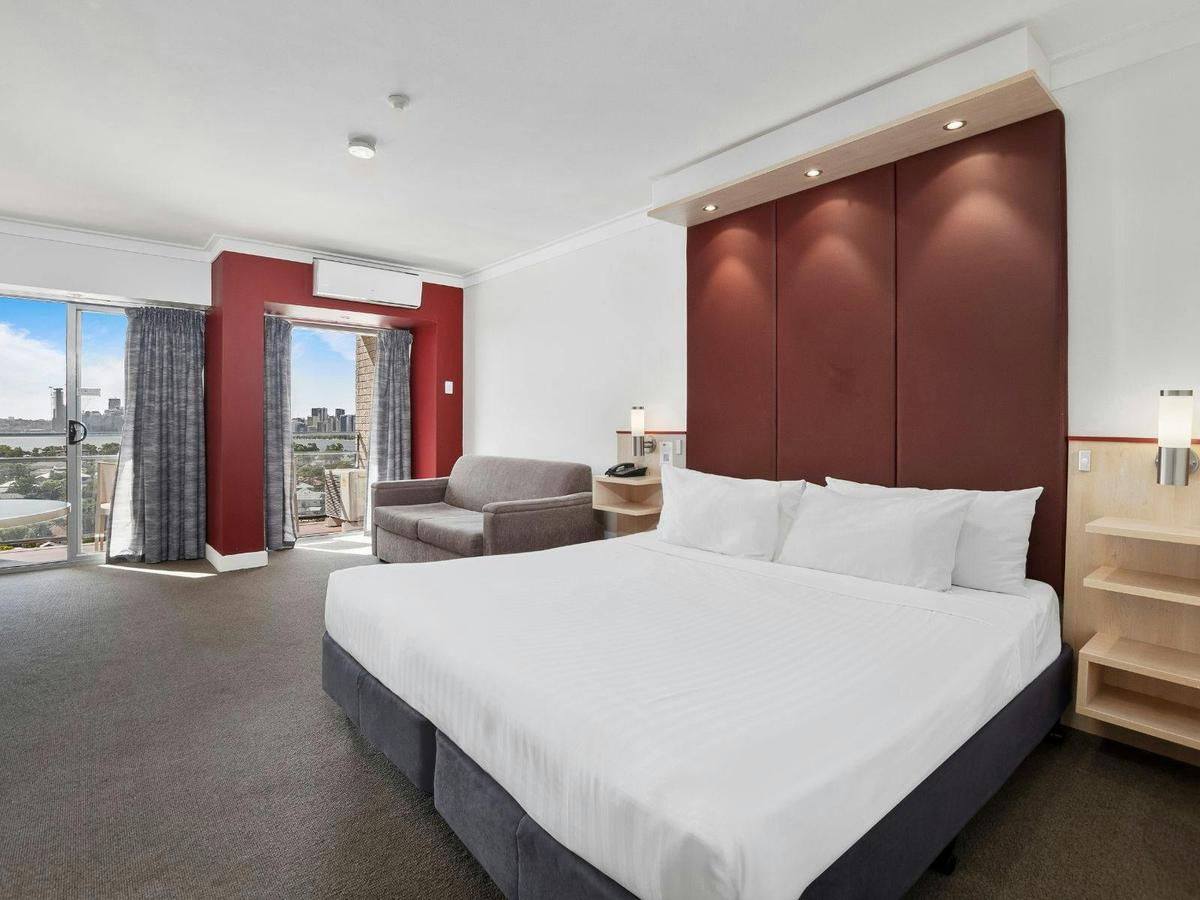 Superior Riverview Room