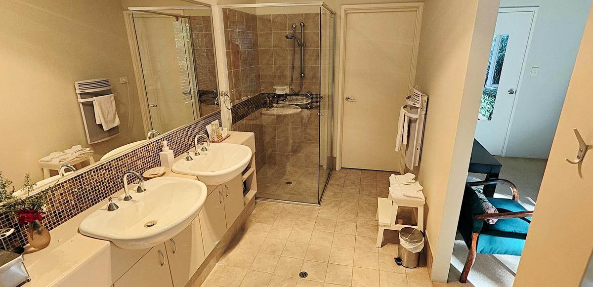 Margaret River BnB Cowaramup Room En Suite separate shower and toilet