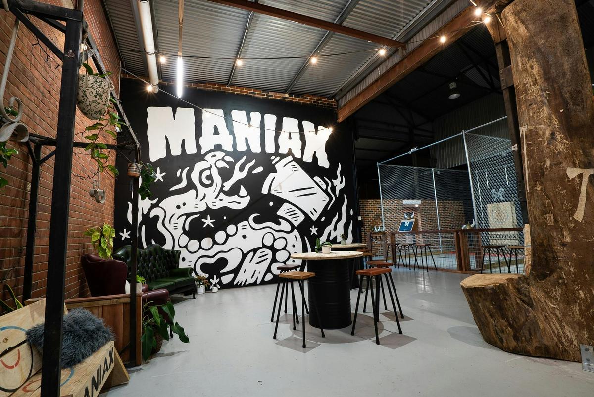 MANIAX Axe Throwing