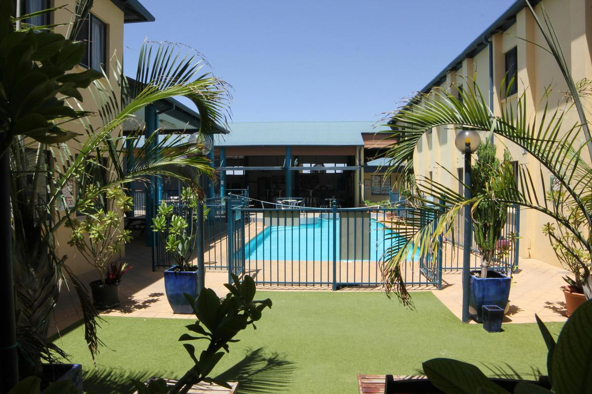 Ningaloo Coral Bay Backpackers pool area