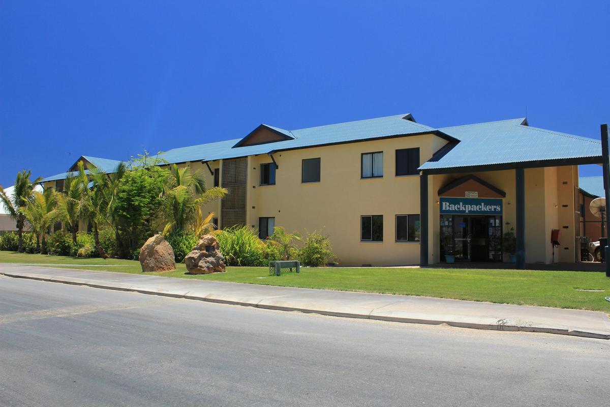 Ningaloo Coral Bay Backpackers - exterior
